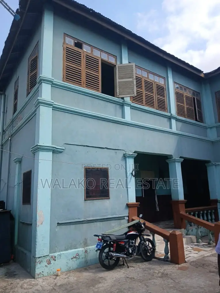 5bdrm House in Adabraka for sale