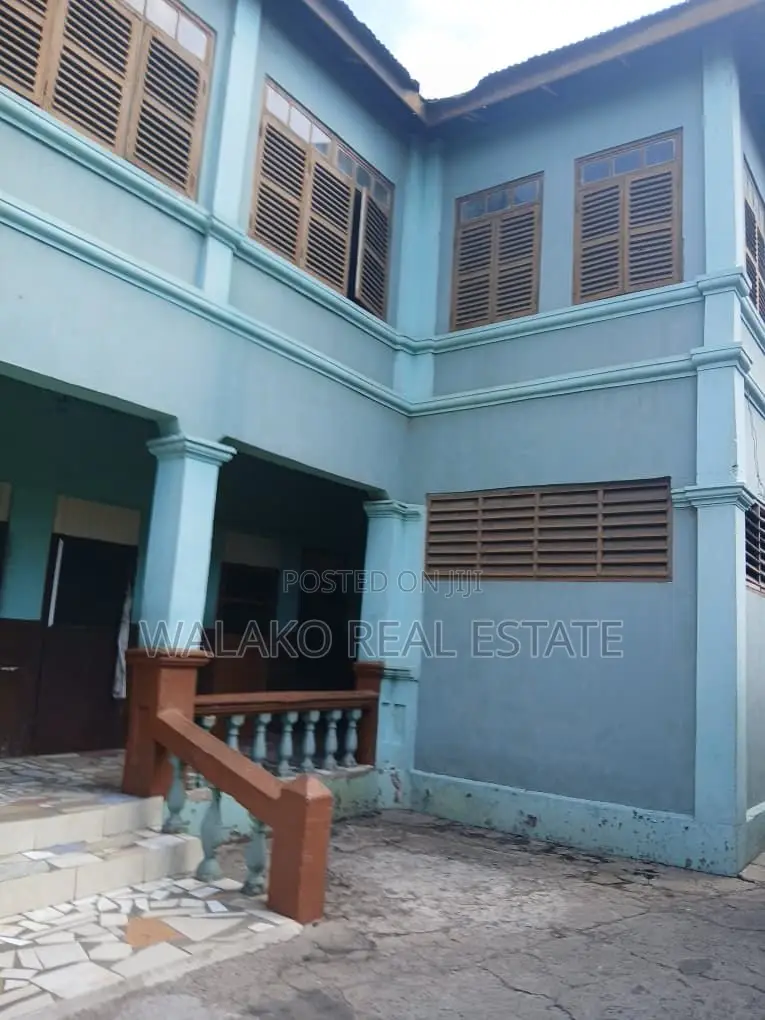 5bdrm House in Adabraka for sale