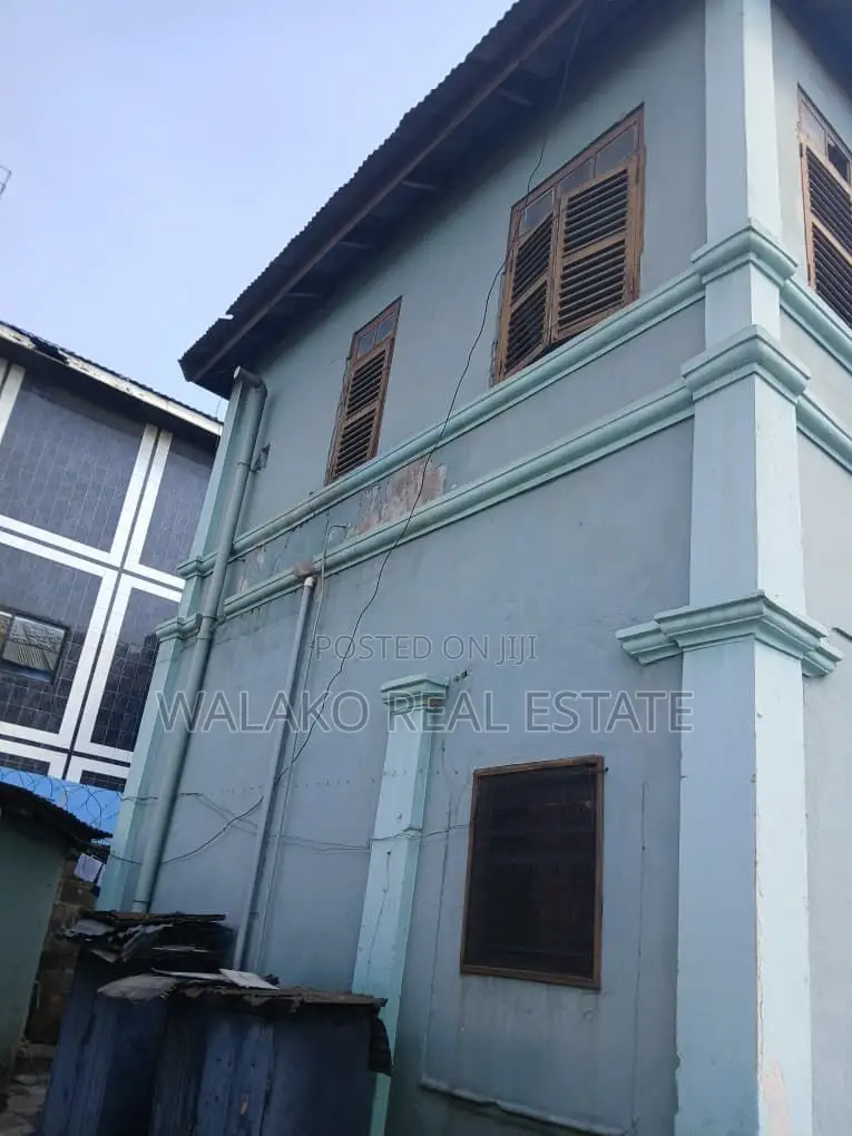 5bdrm House in Adabraka for sale