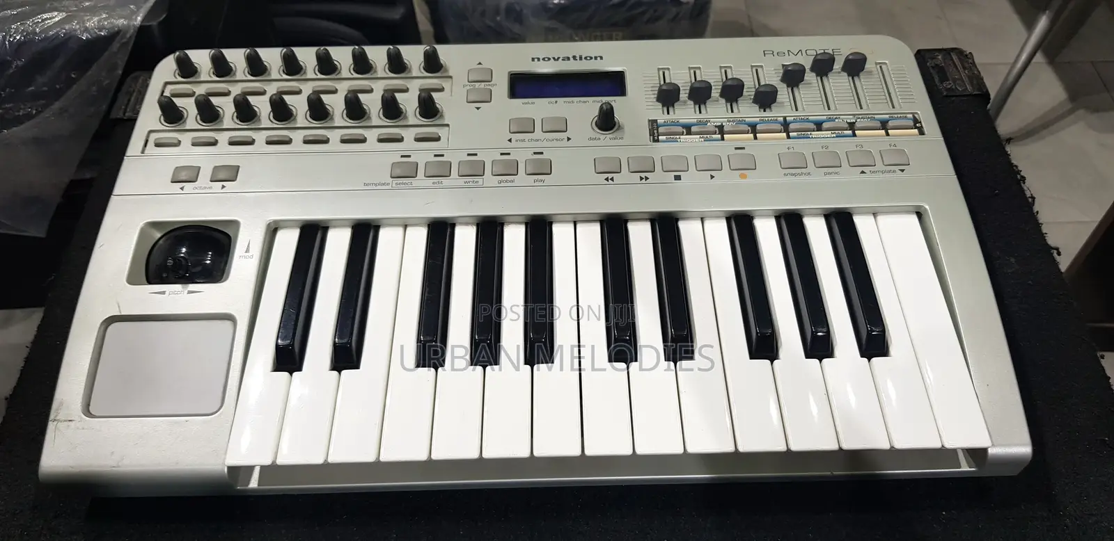 Novation Remote 25 Midi Keyboard