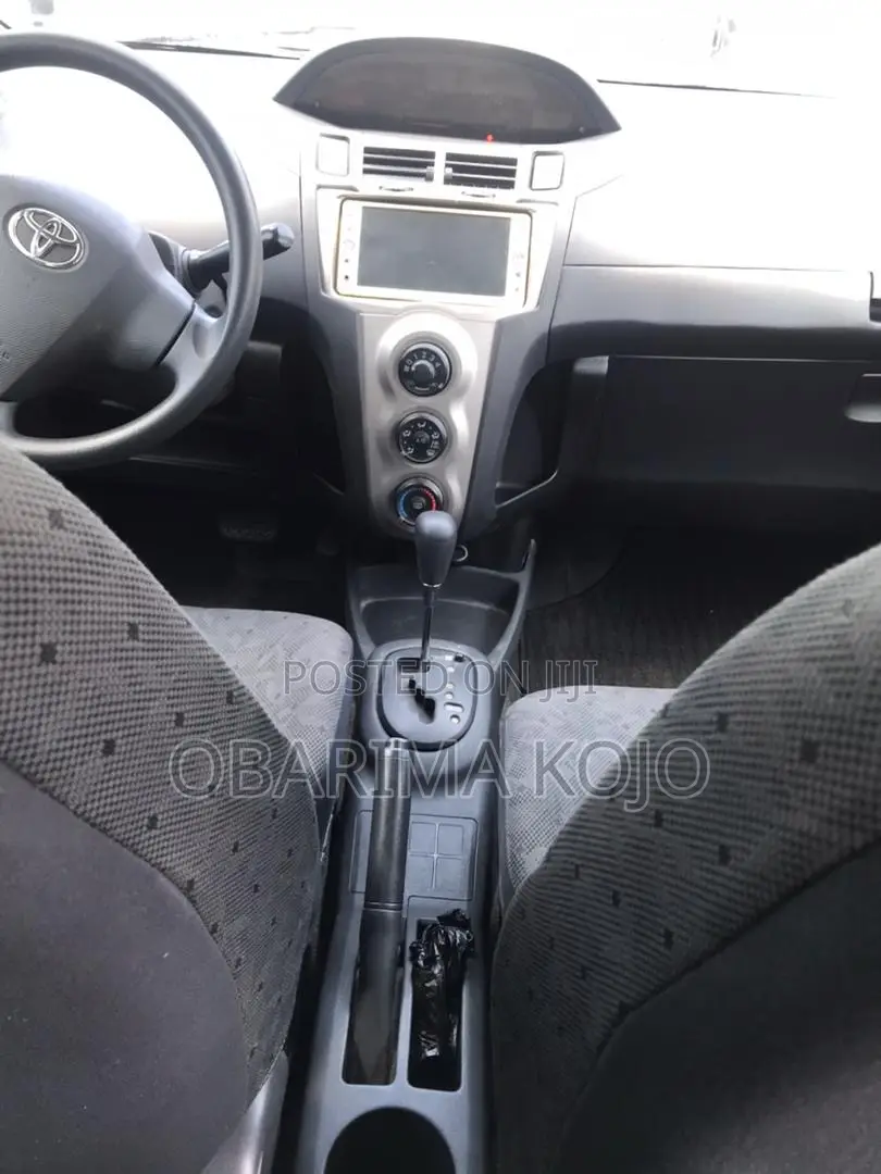 Toyota Vitz 2010 White