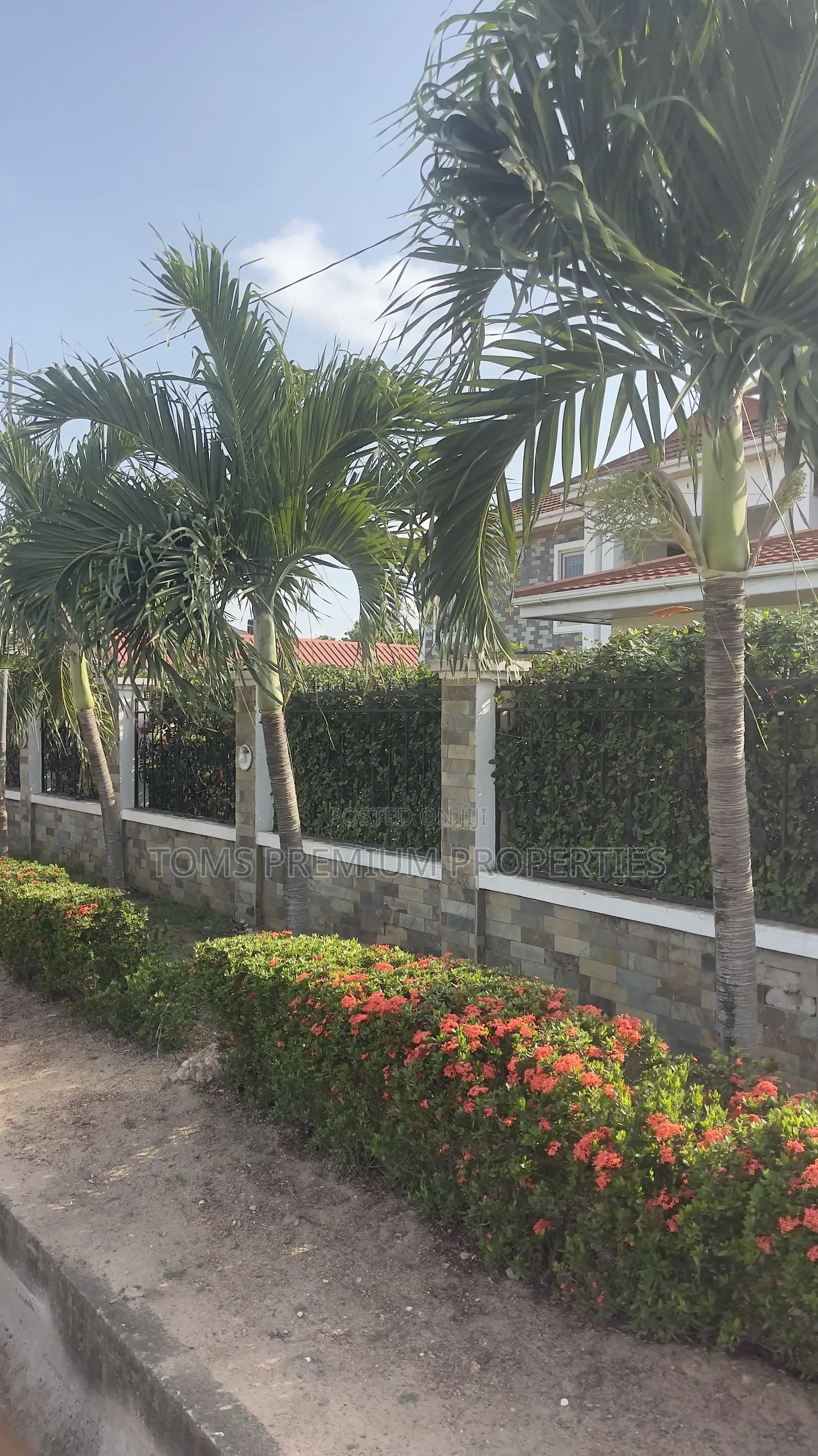 6bdrm Mansion in American House, East Legon for rent