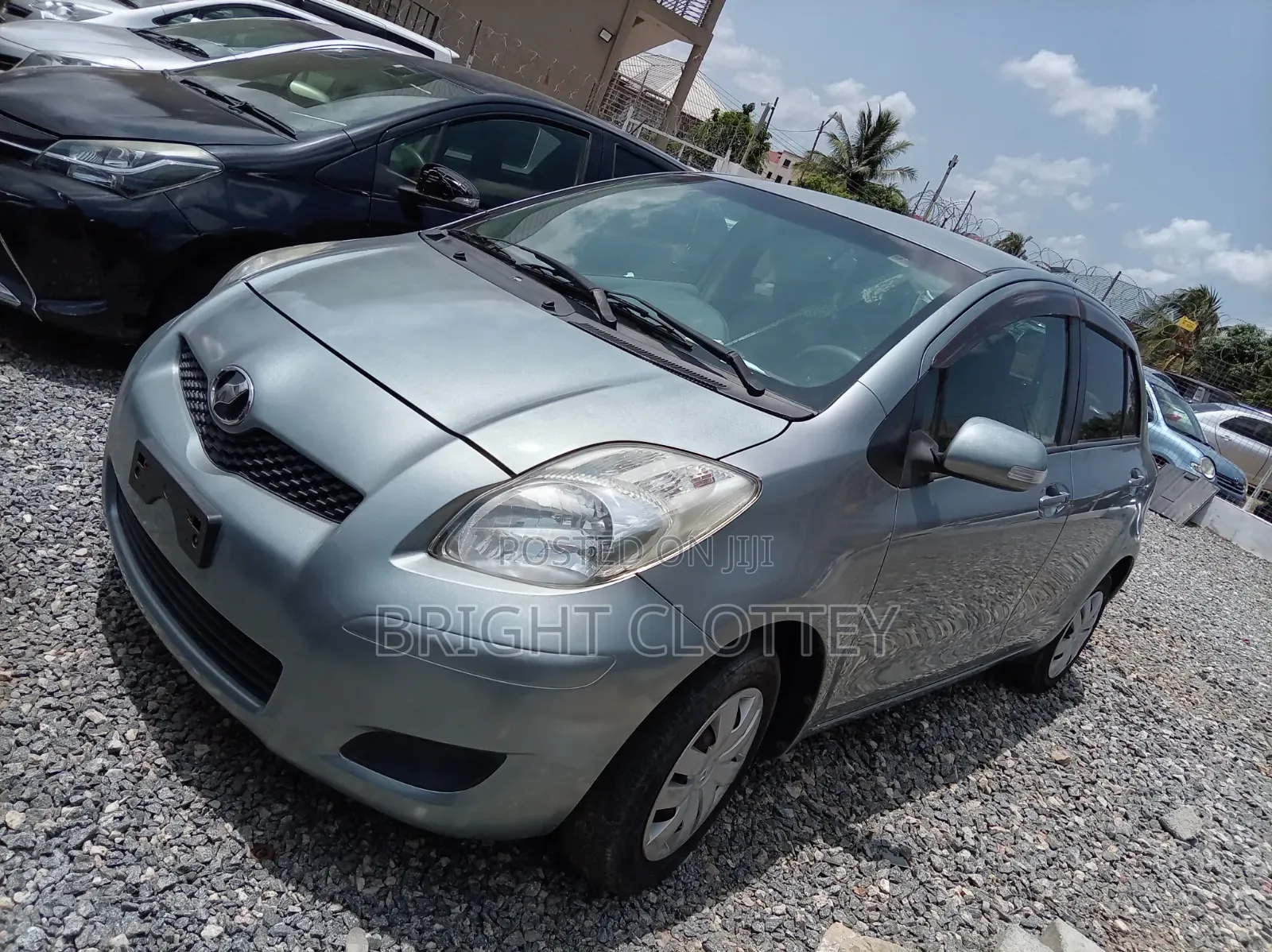 Toyota Vitz 1.3 FWD 3dr 2010 Silver