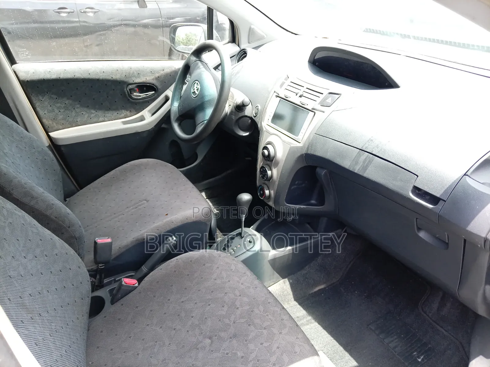Toyota Vitz 1.3 FWD 3dr 2010 Silver