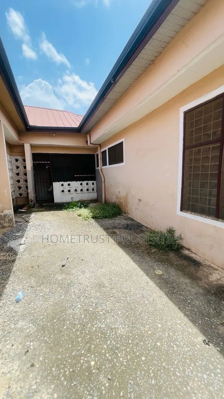 4bdrm House in Achimota Mile 7 for sale