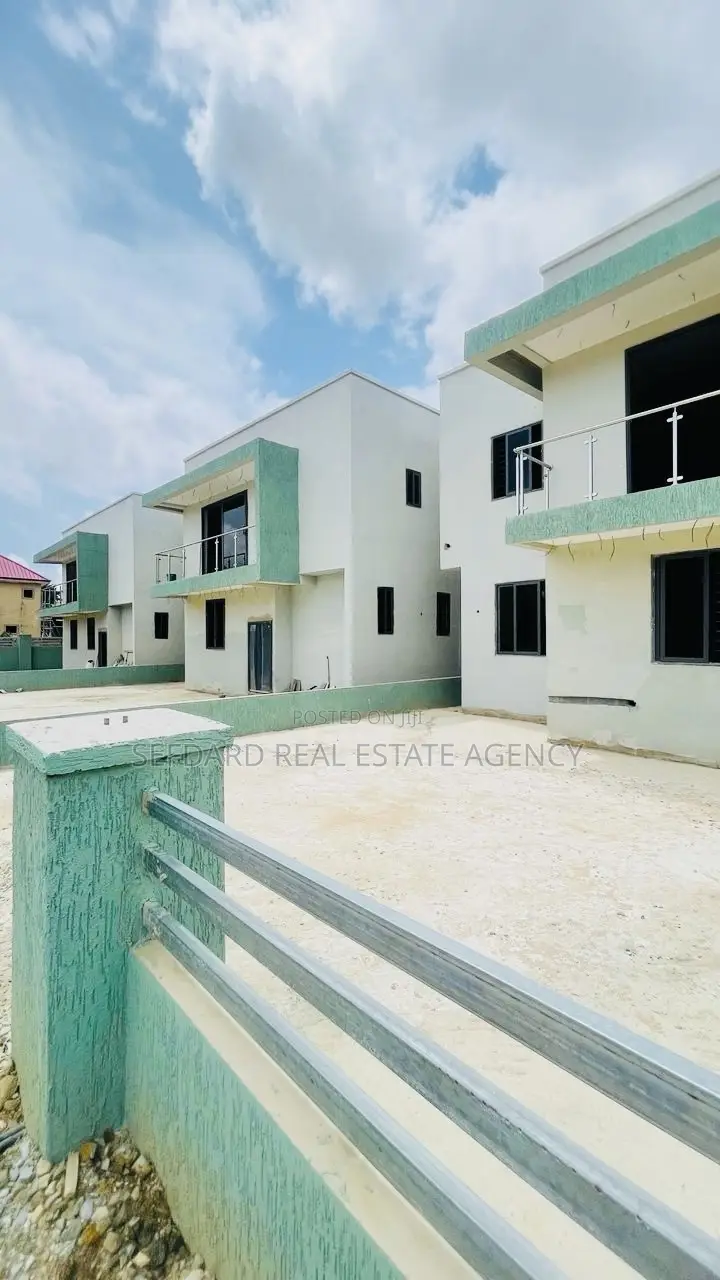 4bdrm Duplex in Sefdard Properties, Achimota for sale