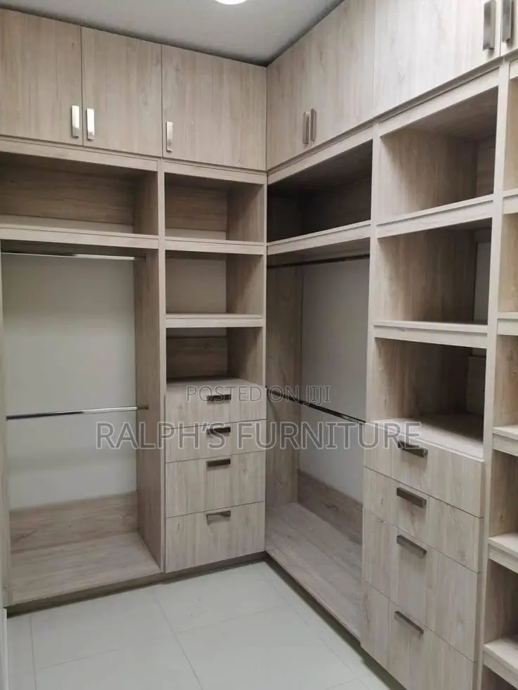 Walkin Closet - Modern and Customizable
