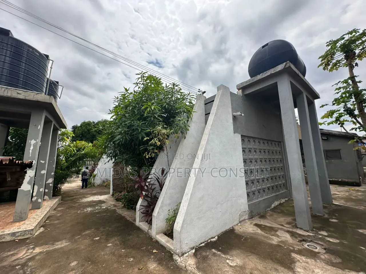 11bdrm House in Haatso, Asore Junction for sale