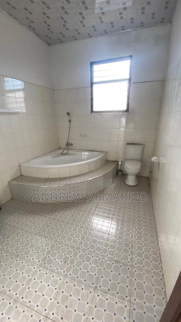 5bdrm House in Sakumono for sale