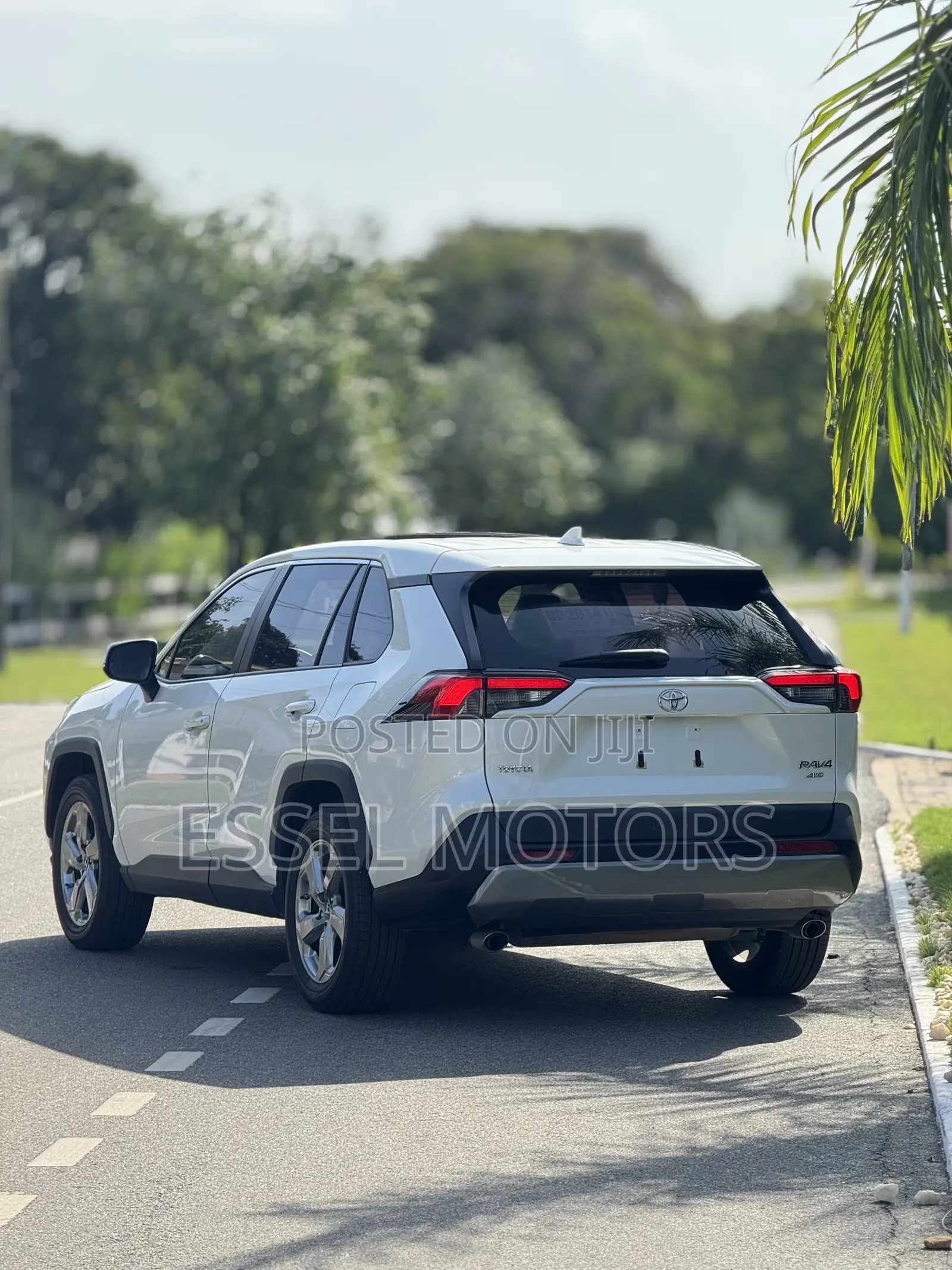 Toyota RAV4 XLE 2021 White