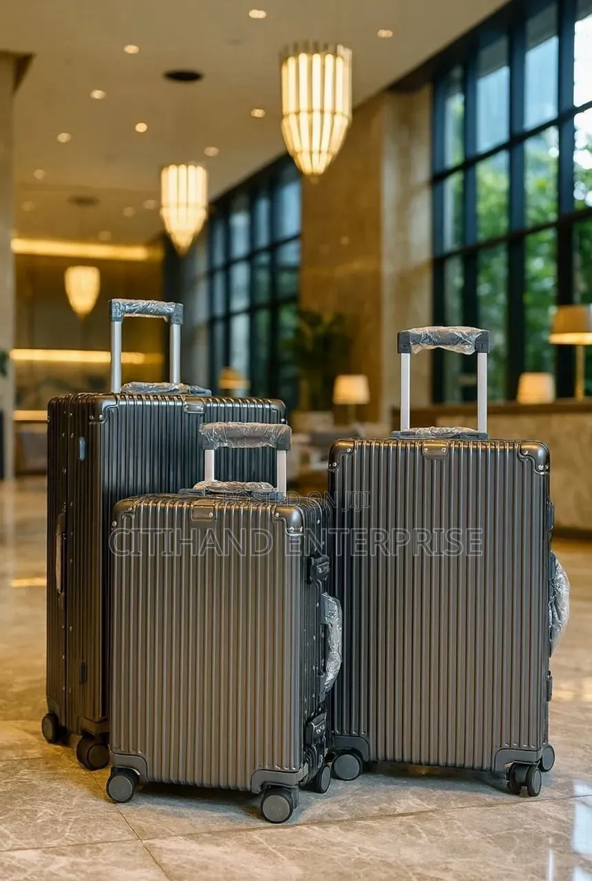 Quality 3 Set Suit Cases - Big Happy Time Travel