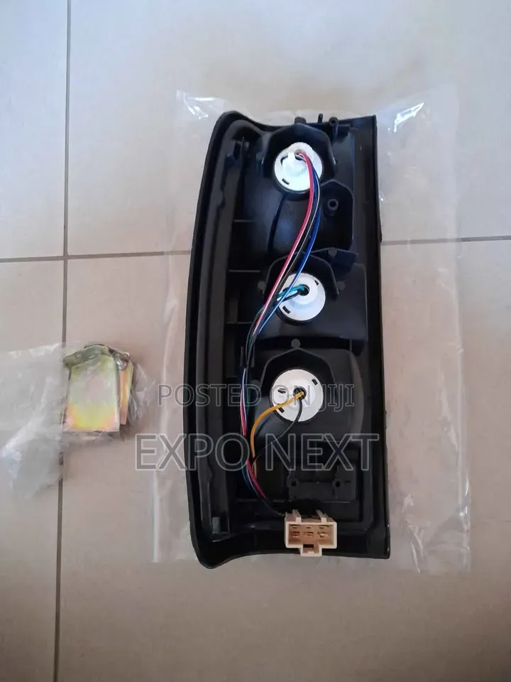 Nissan Hard Body D22 Tail Light