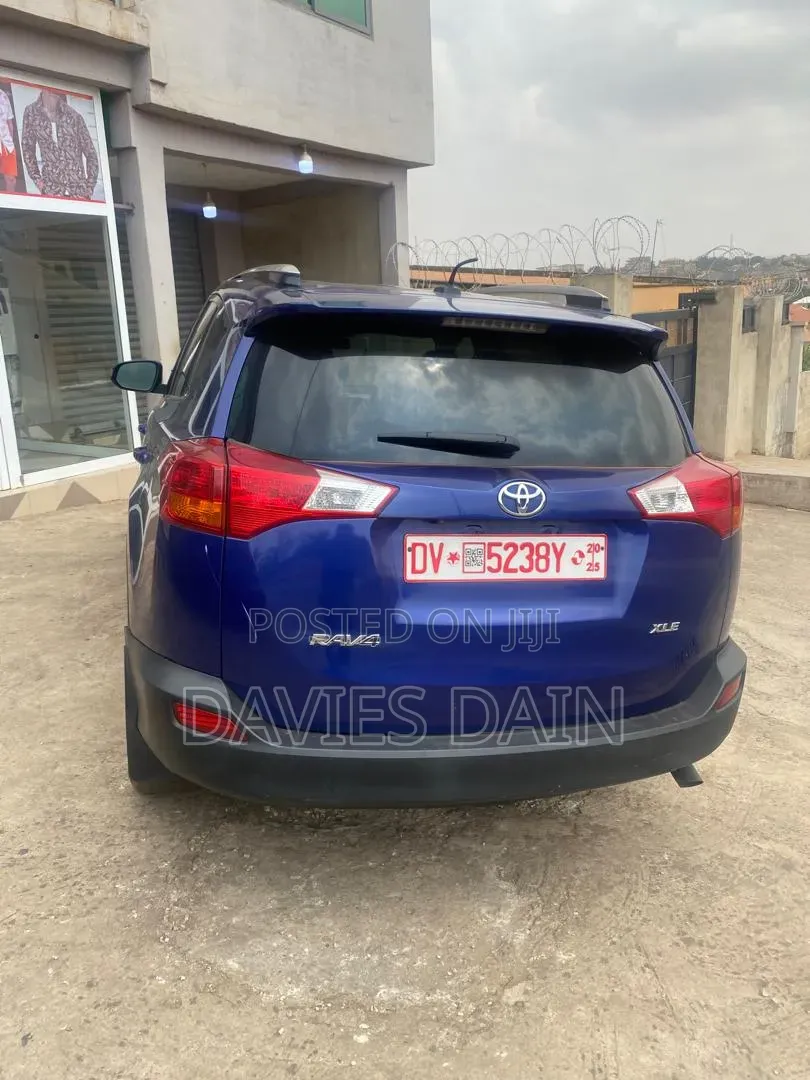 Toyota RAV4 LE 4dr SUV (2.5L 4cyl 6A) 2018 Blue