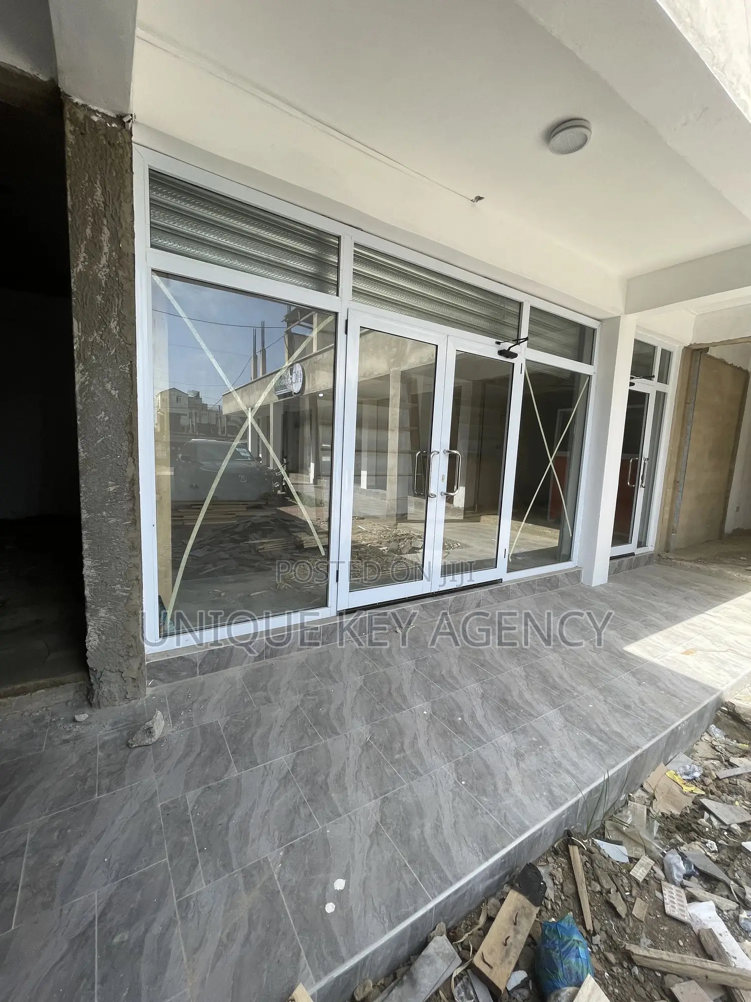 Double Shop for Rent in Circle