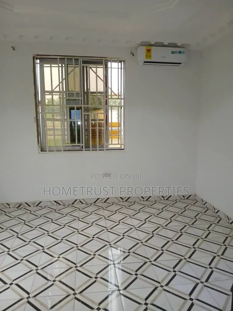 2bdrm Apartment in Taifa Burkina, Polyclinic for rent