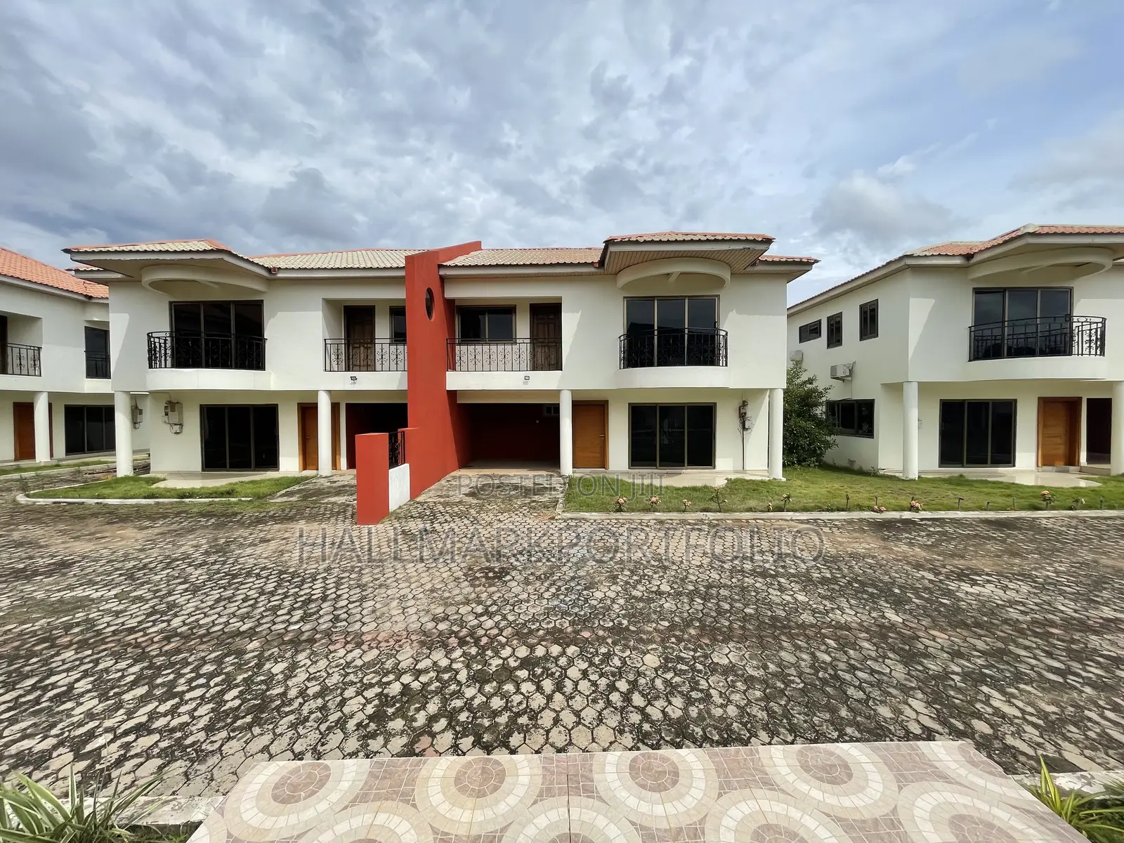 20bdrm Townhouse/Terrace in North Legon for sale