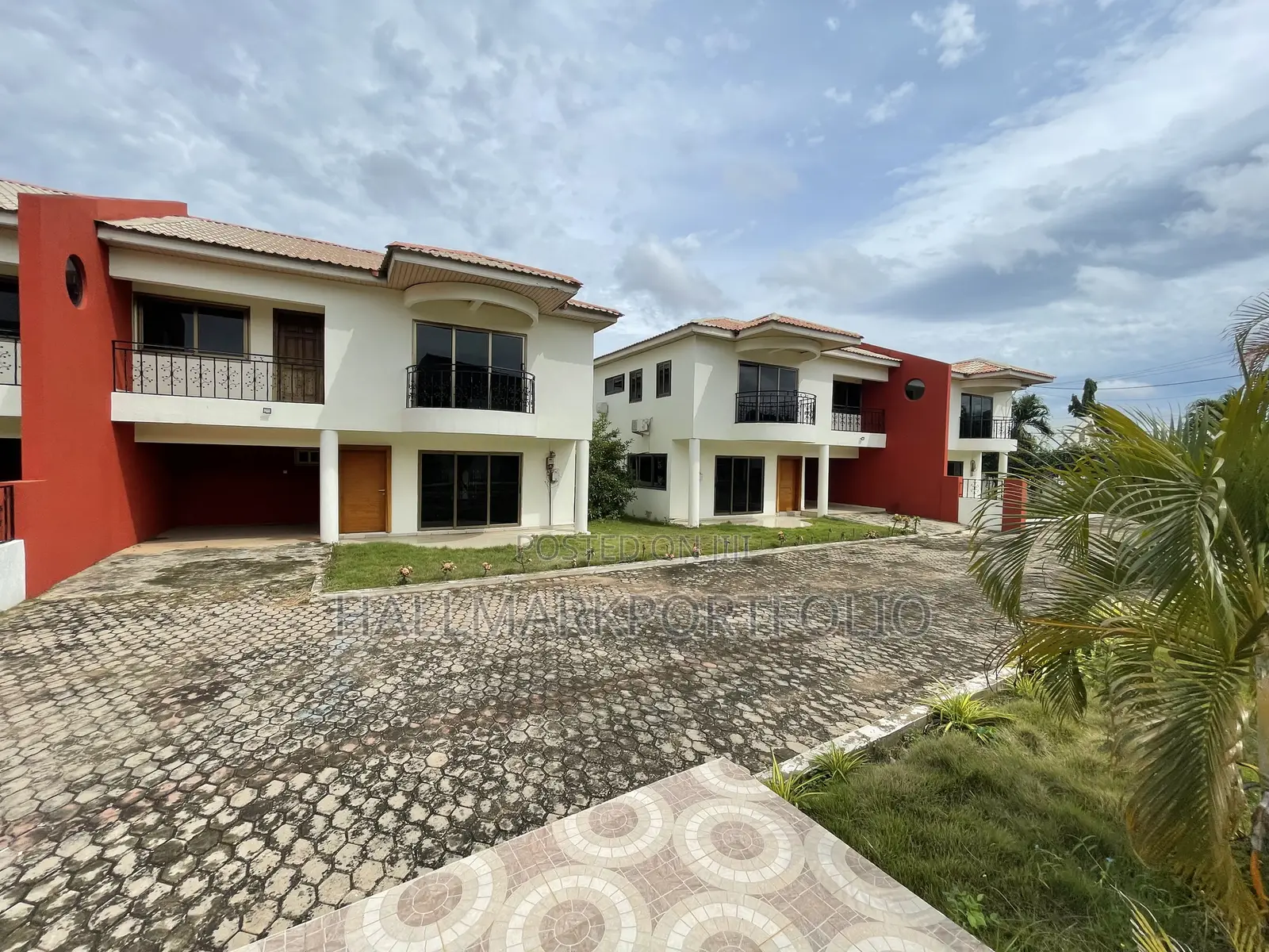 20bdrm Townhouse/Terrace in North Legon for sale