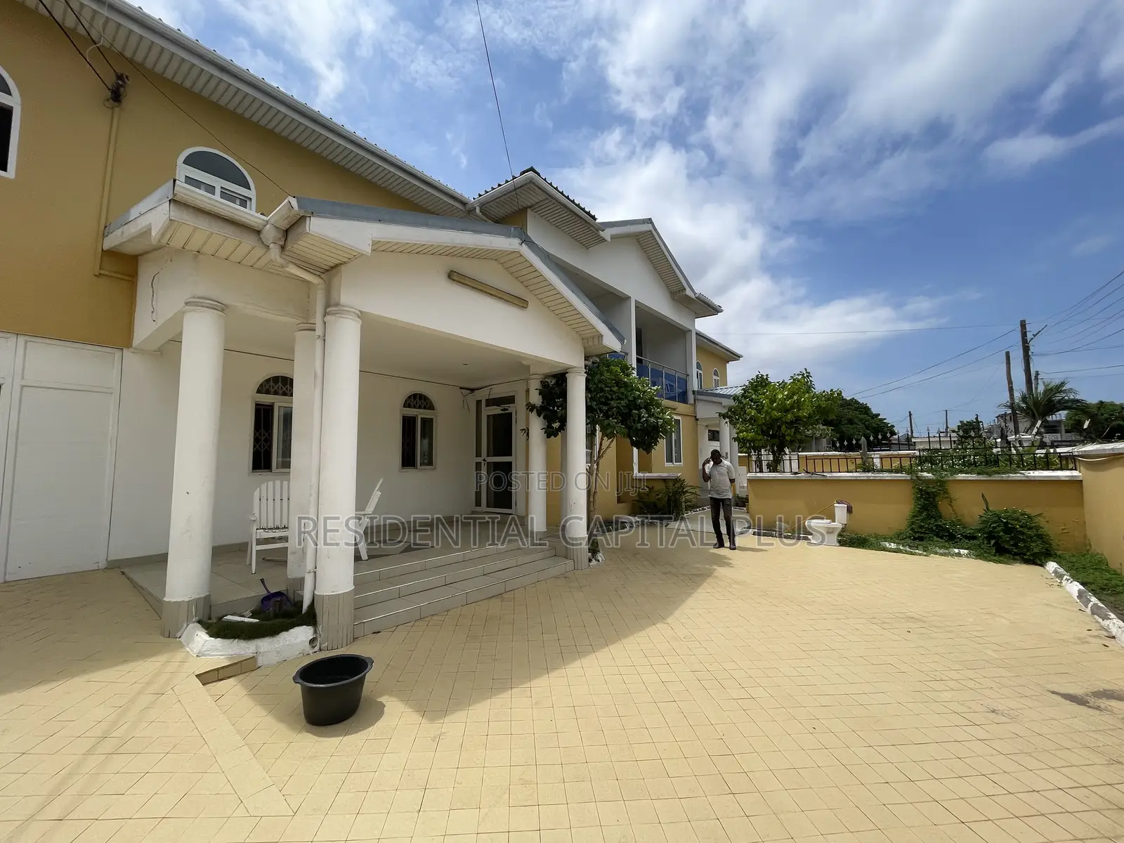 8bdrm House in Osu - Odwira Road for sale