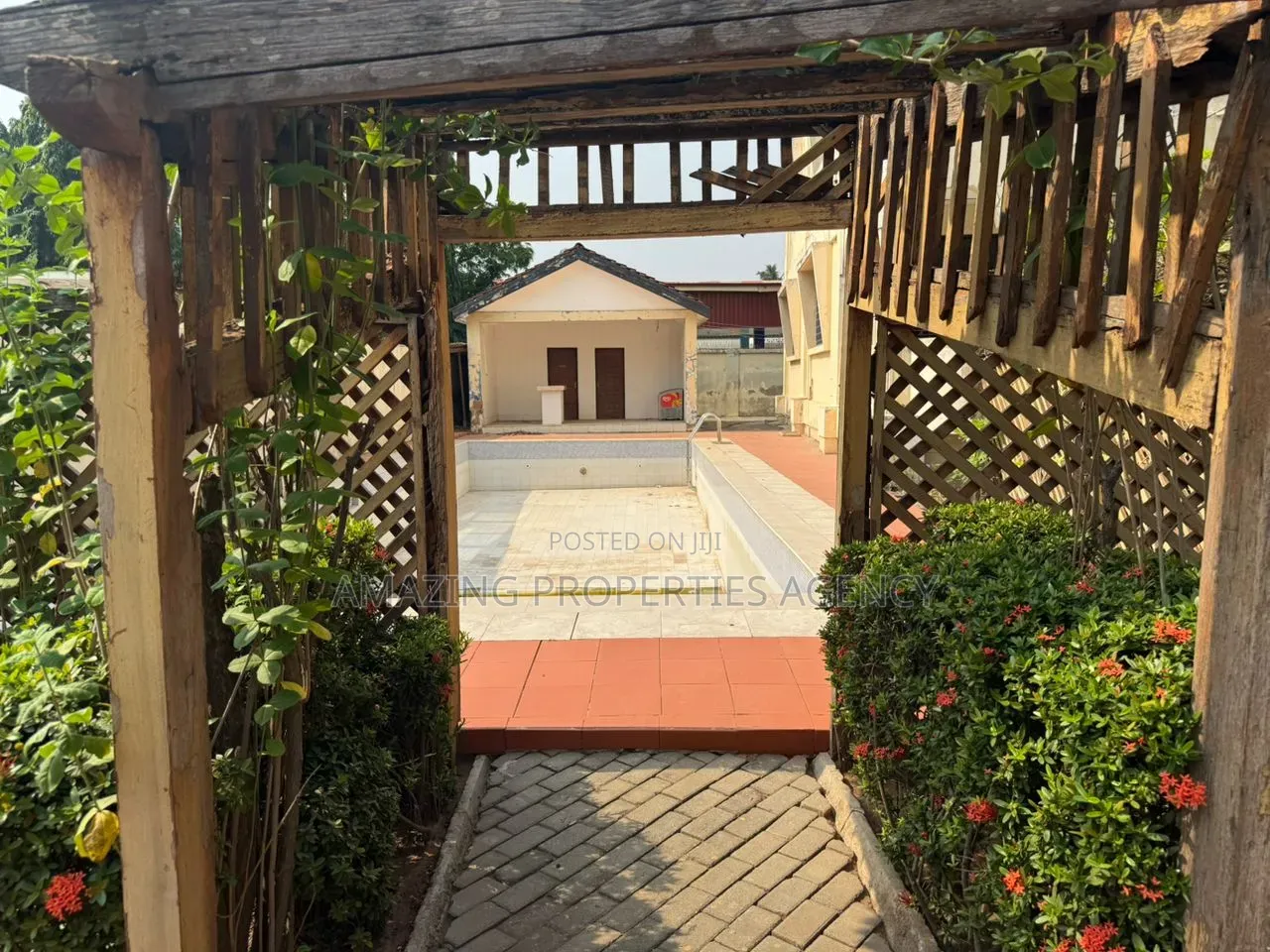 6bdrm House in North Ridge for sale