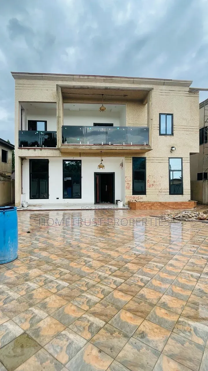 4bdrm Duplex in Ashongman Area, Police Station for sale