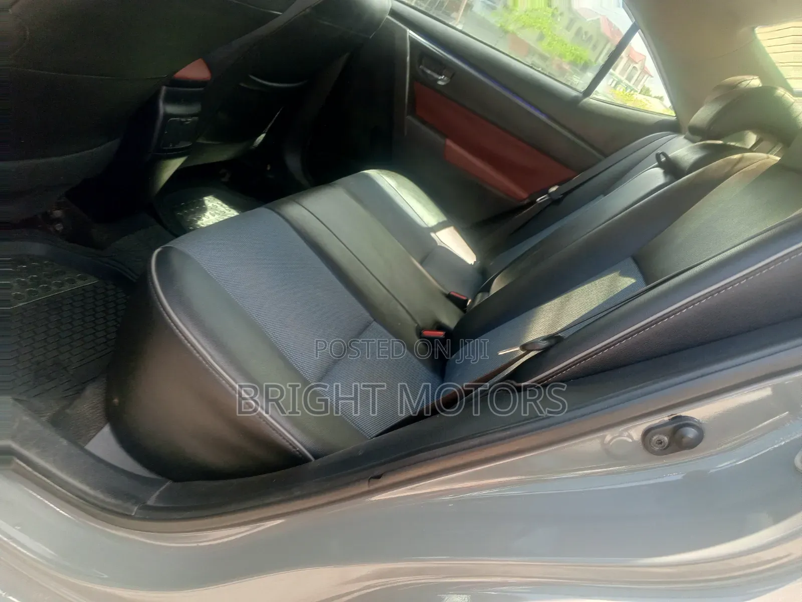 Toyota Corolla LE ECO Premium (1.8L 4cyl CVT) 2016 Gray
