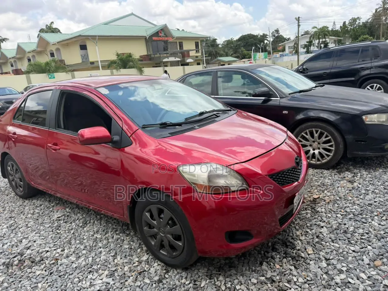 Toyota Yaris Base Sedan 4dr 2010 Red