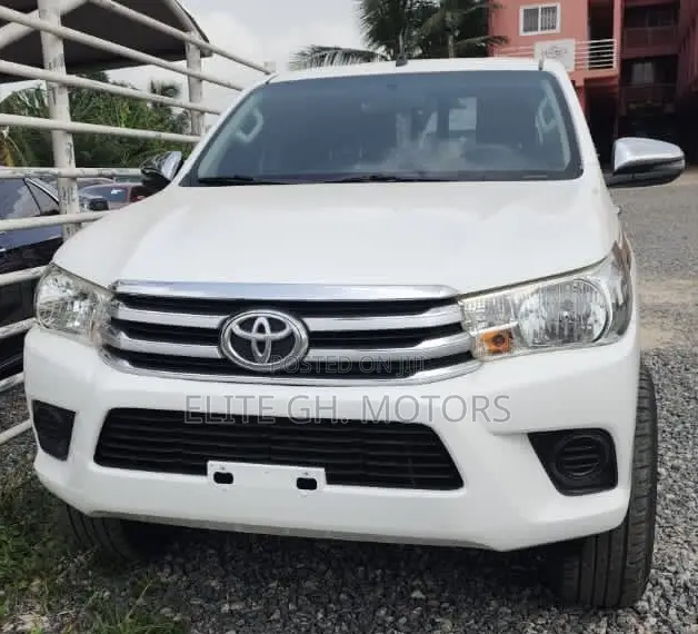 Toyota Hilux Revo Double Cab Petrol 2.7 AWD 2018 White
