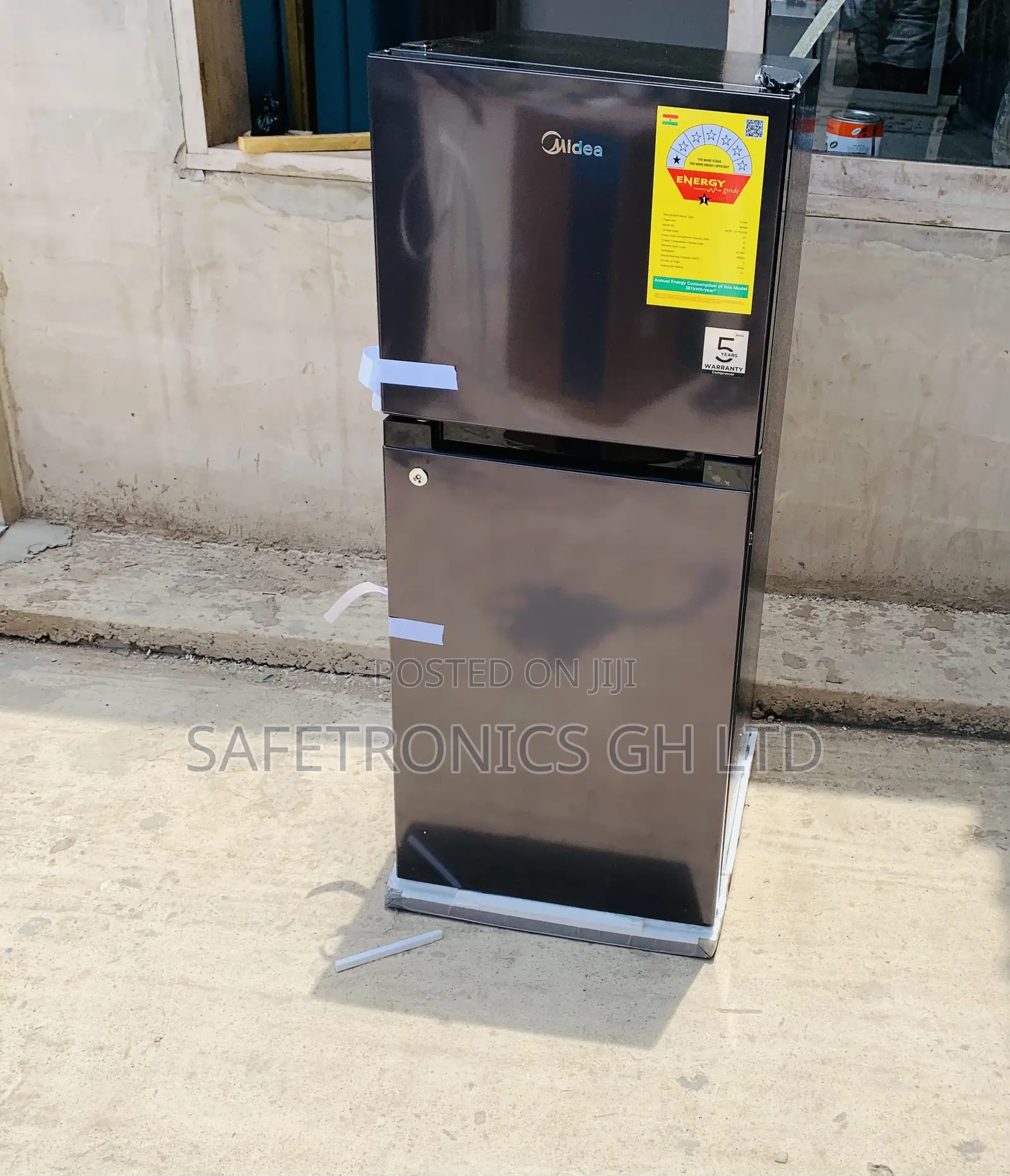 Get Ultra Modern 127l Jazz Black Top Mount Refrigerator