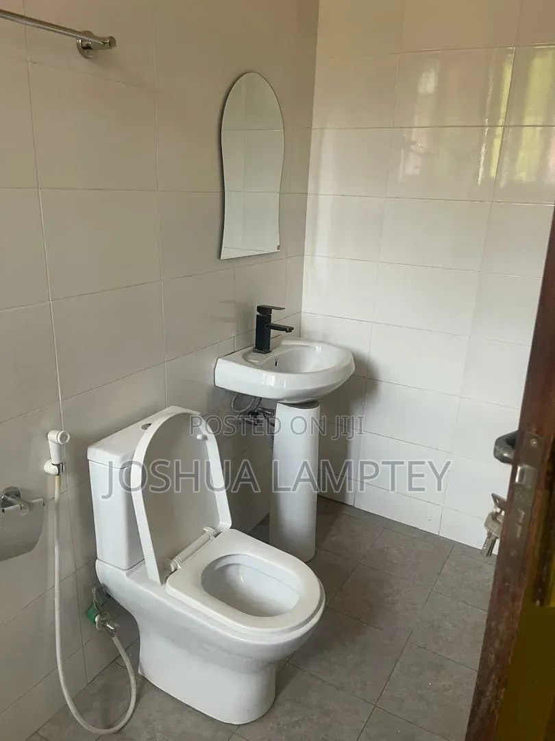 5bdrm House in Botwe Estate, Little Roses Area for rent