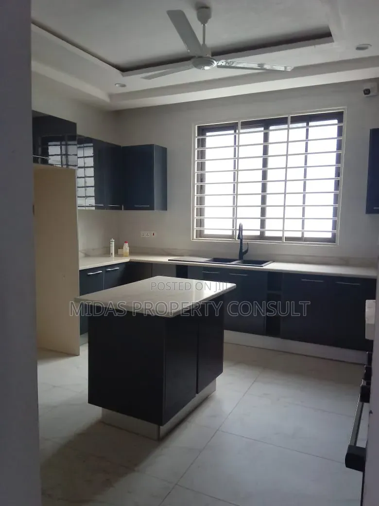 4bdrm House in Katamanso, Amrahia for sale