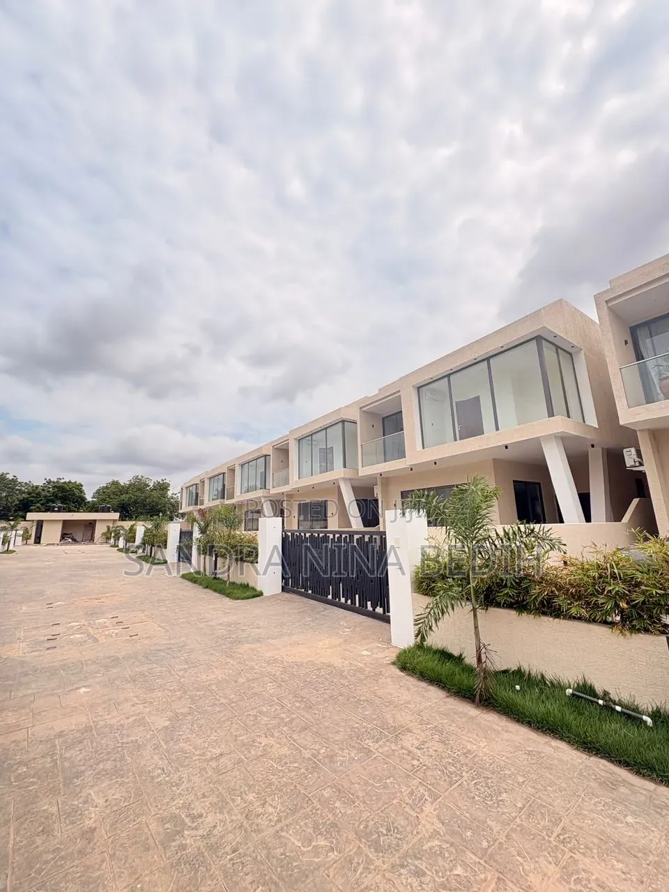 4bdrm Townhouse/Terrace in Ashley Botwe, School Junction for sale