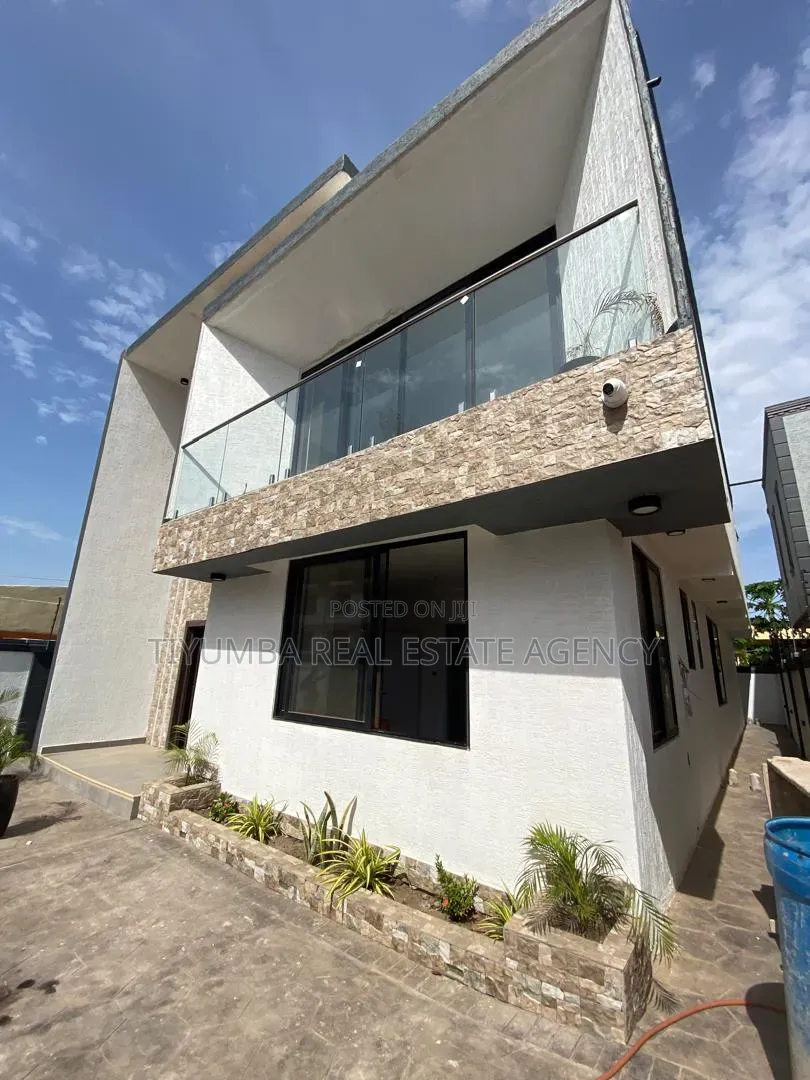 4bdrm Duplex in Tiyumba Real Estate, Unity Closed for sale