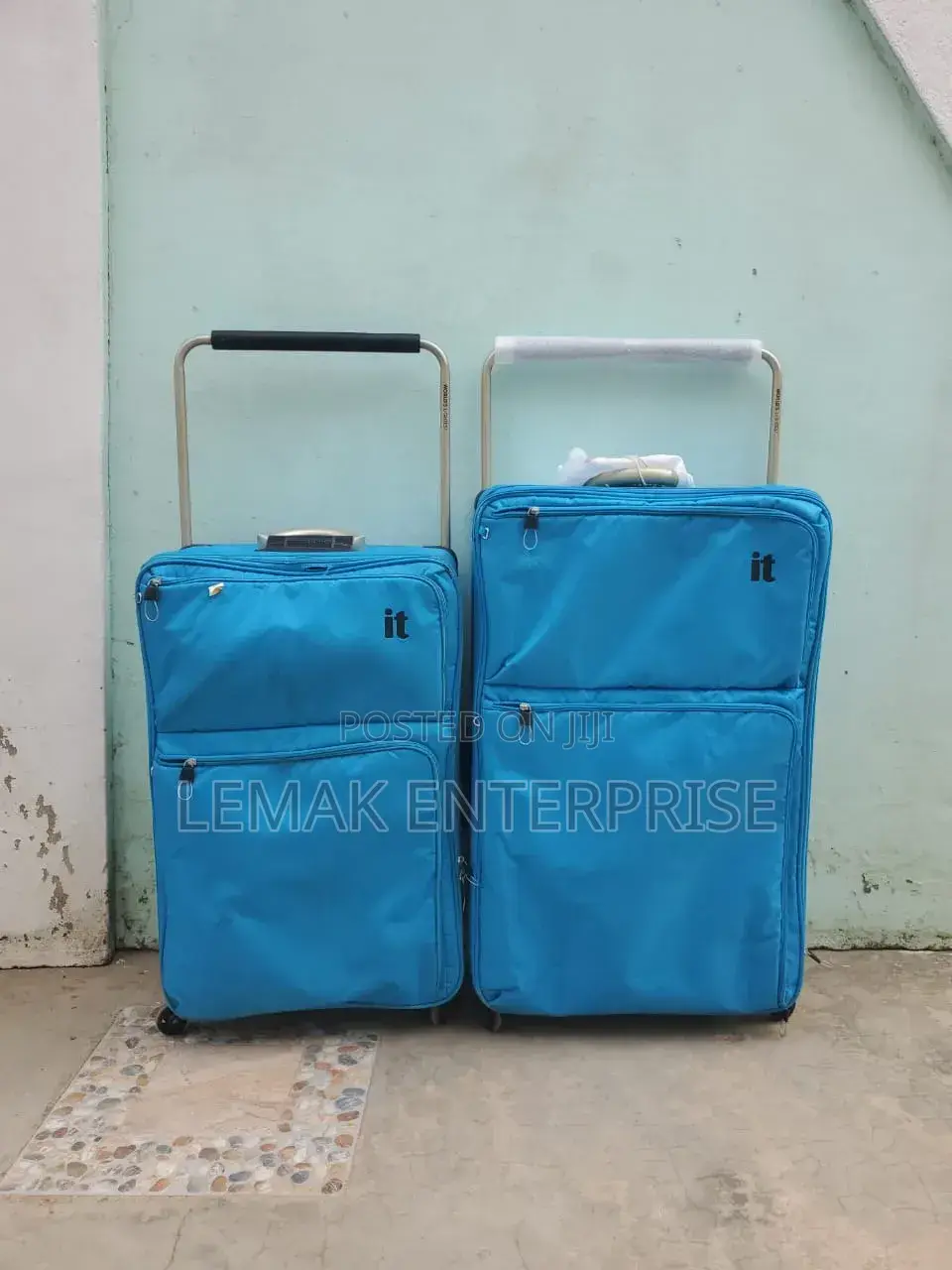 Luggage Suitcase/Traveling Lightest 4 Wheel. Color Blue. 
Big Size