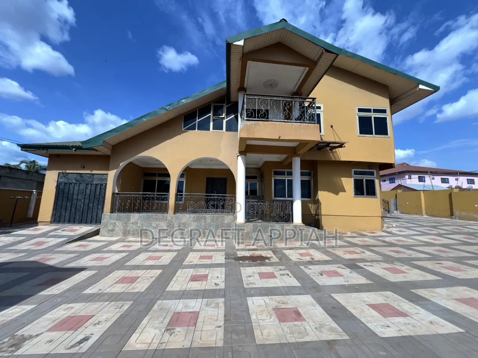 8bdrm Block of Flats in Kronum Bbc, Kumasi Metropolitan for sale