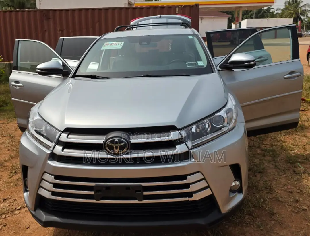 Toyota Highlander LE Plus 2019 Silver