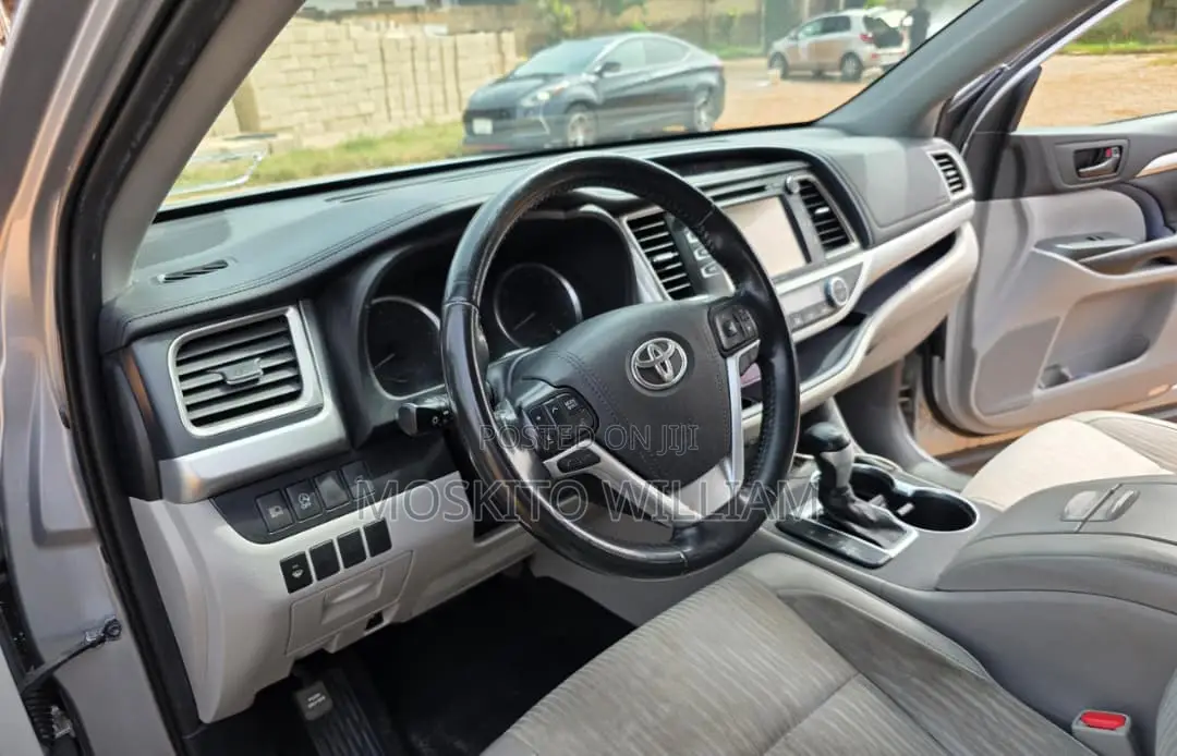 Toyota Highlander LE Plus 2019 Silver
