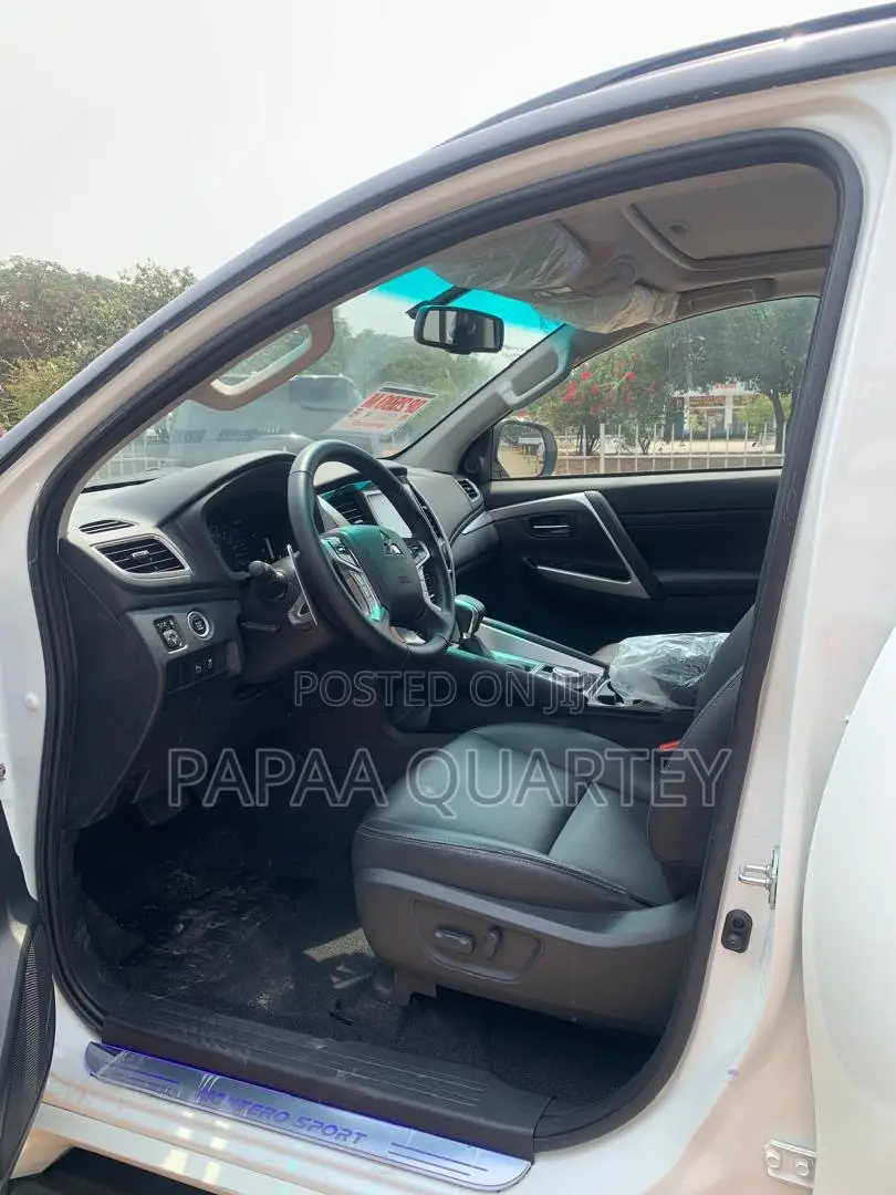 Mitsubishi Montero Sport 2023 White