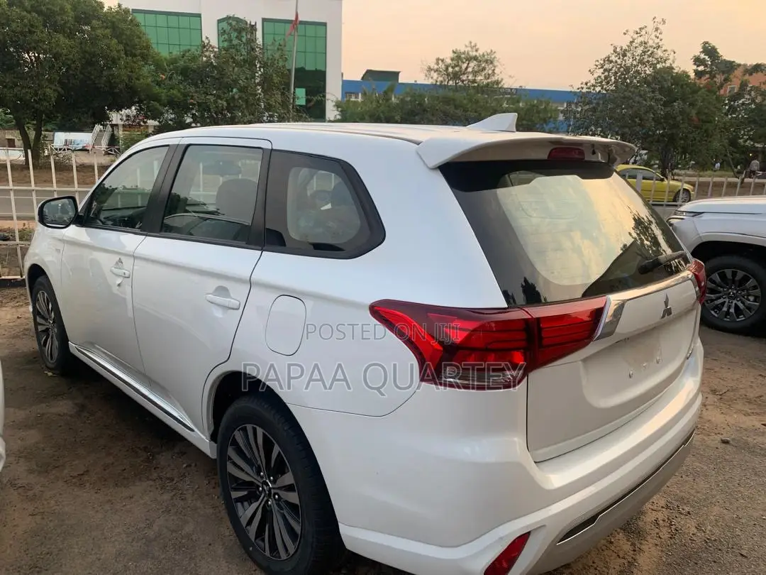 Mitsubishi Outlander 2022 White