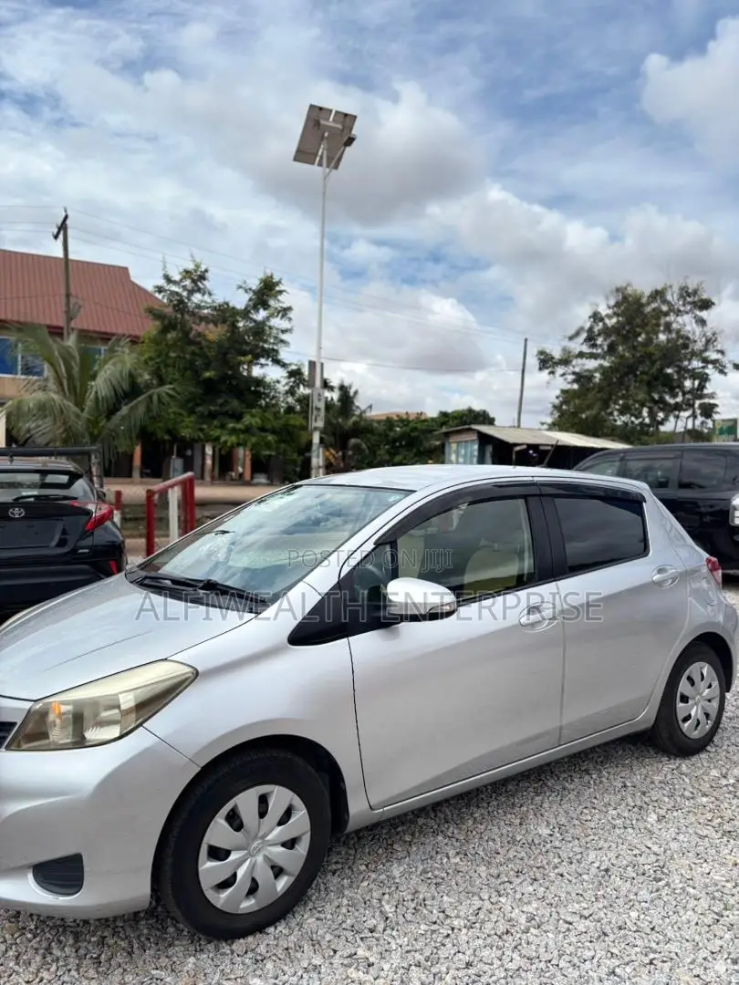 Toyota Vitz 2011 Silver