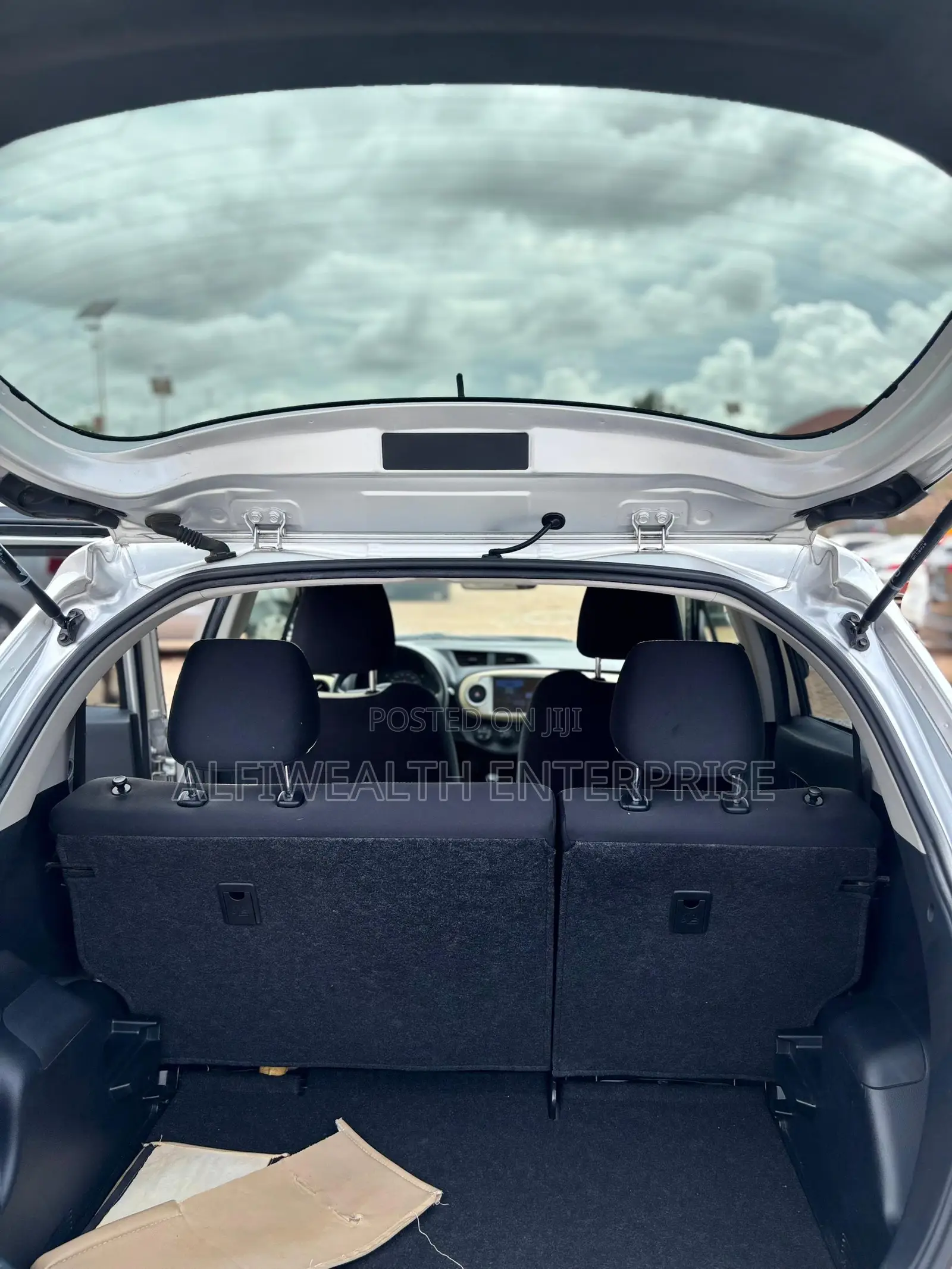 Toyota Vitz 2011 Silver
