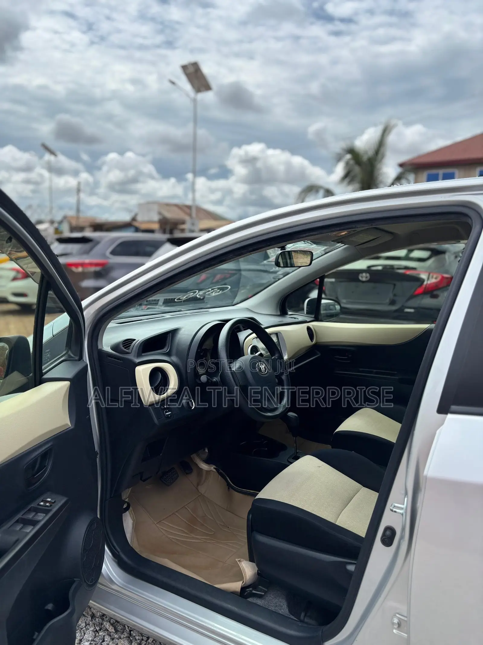 Toyota Vitz 2011 Silver