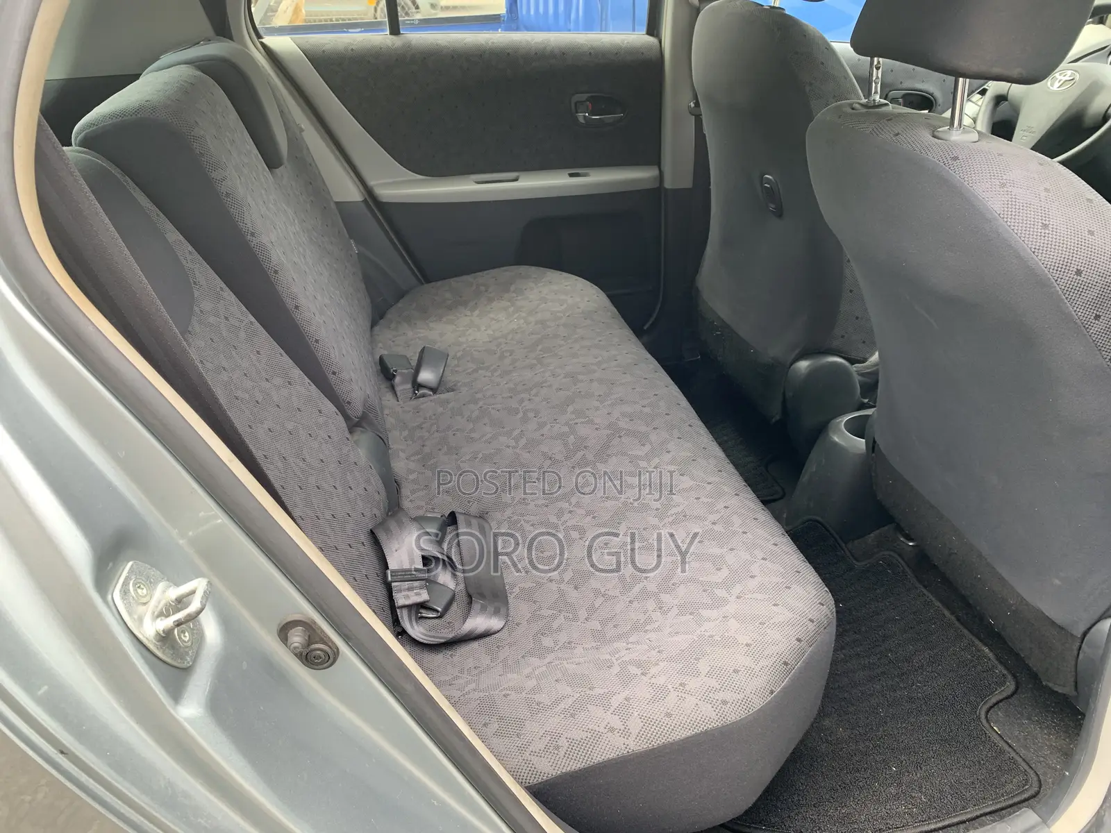 Toyota Vitz 2010 Silver
