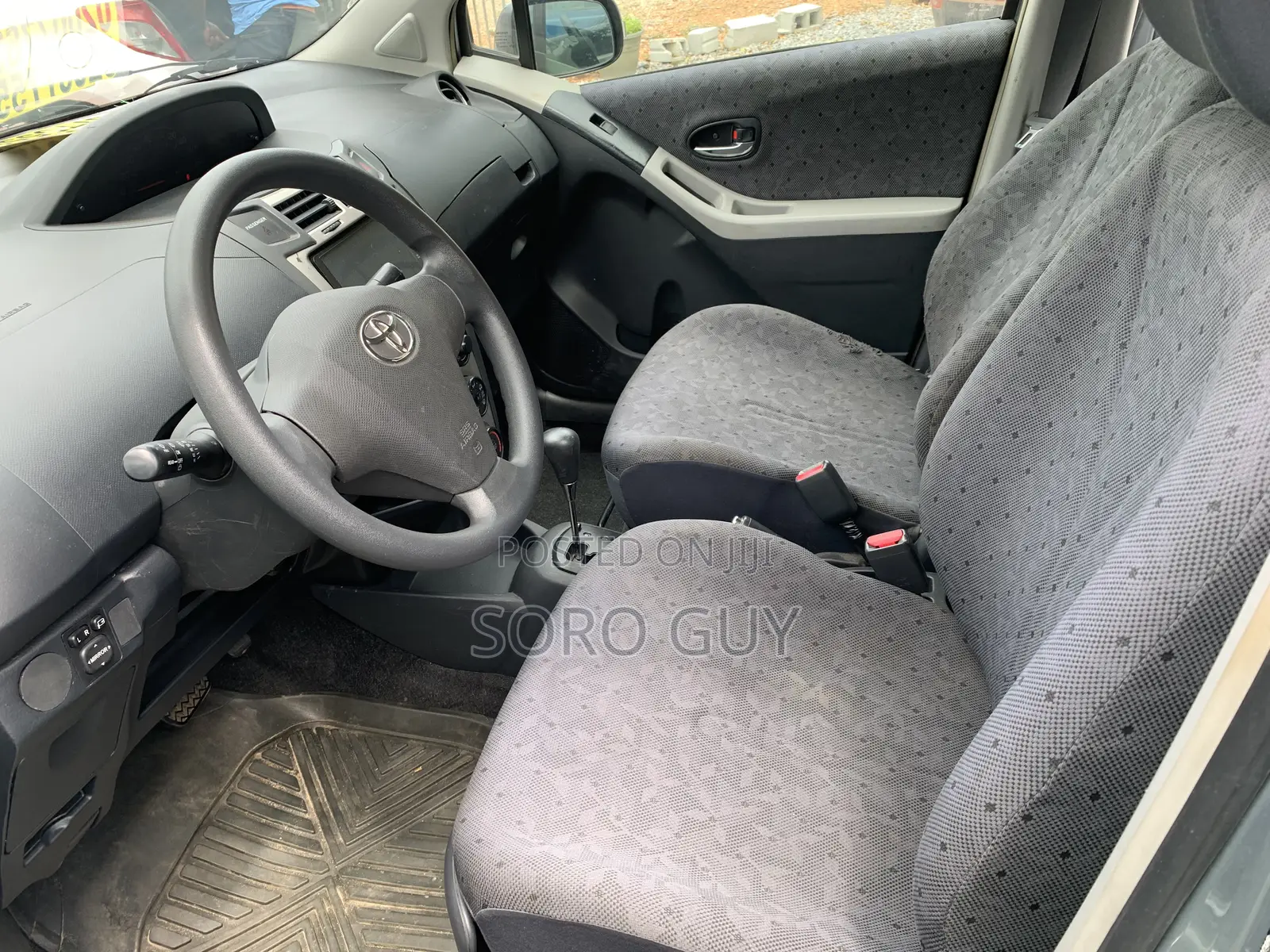 Toyota Vitz 2010 Silver