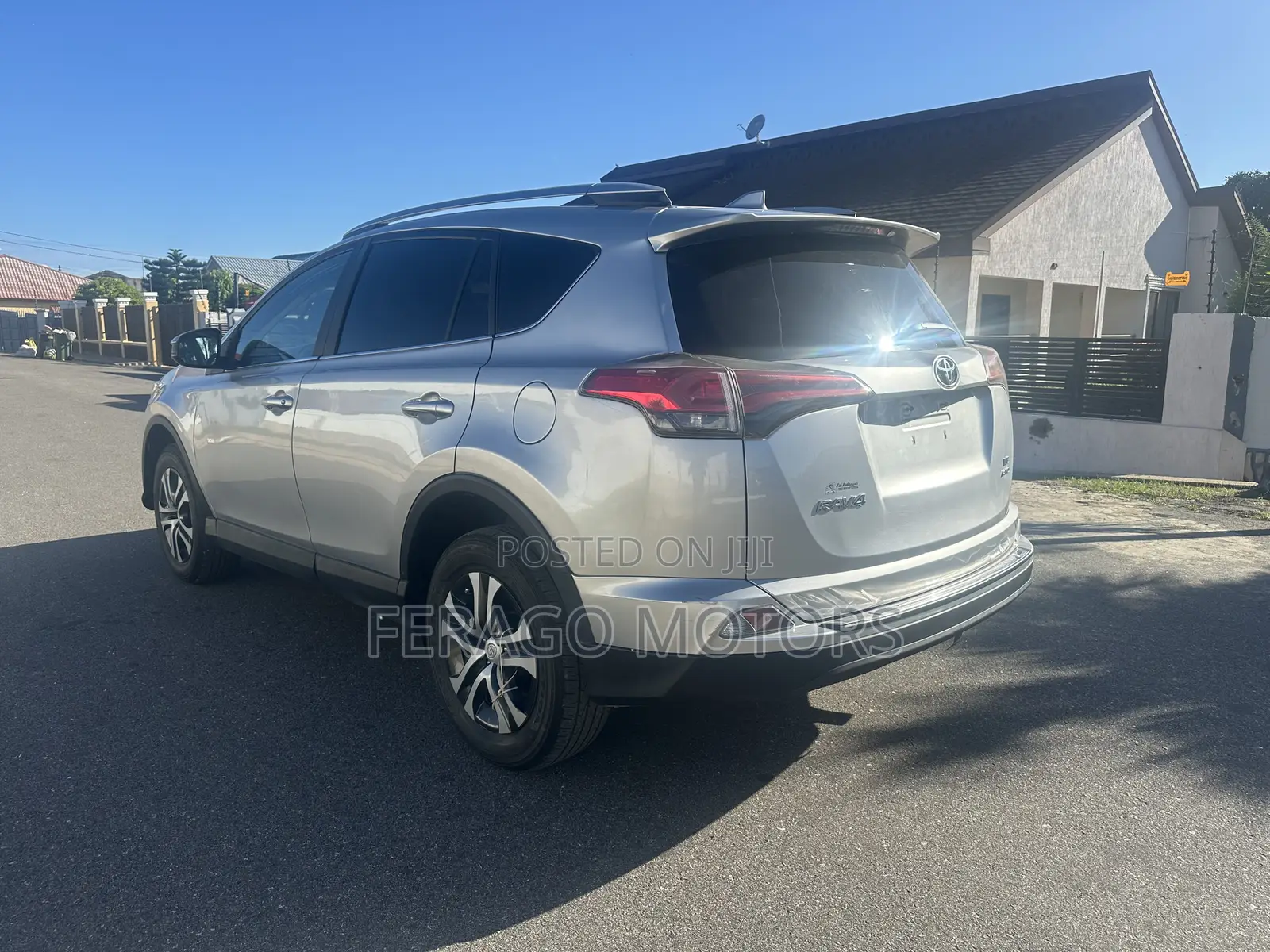 Toyota RAV4 LE 4dr SUV (2.5L 4cyl 6A) 2018 Silver