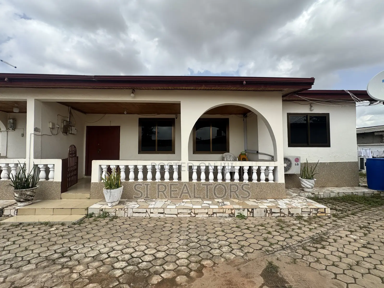 4bdrm Bungalow in Community 19 Annex, Sakumono for sale