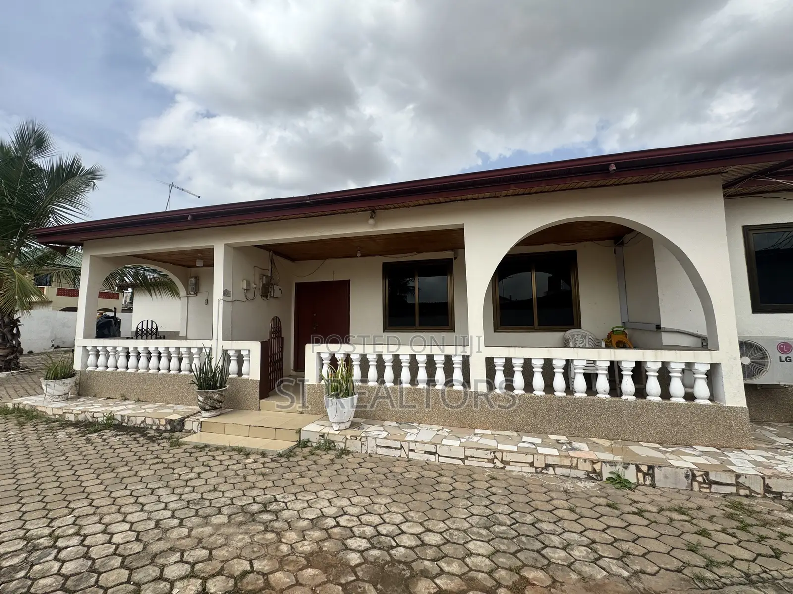4bdrm Bungalow in Community 19 Annex, Sakumono for sale