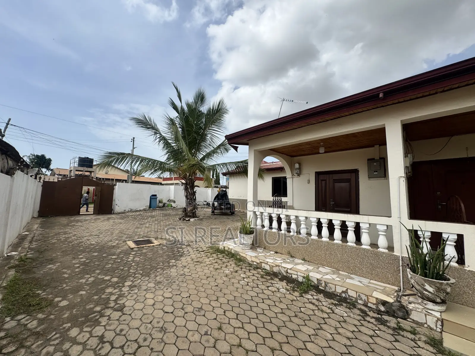 4bdrm Bungalow in Community 19 Annex, Sakumono for sale