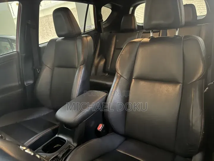 Toyota RAV4 SE 4dr SUV AWD (2.5L 4cyl 6A) 2018 Red