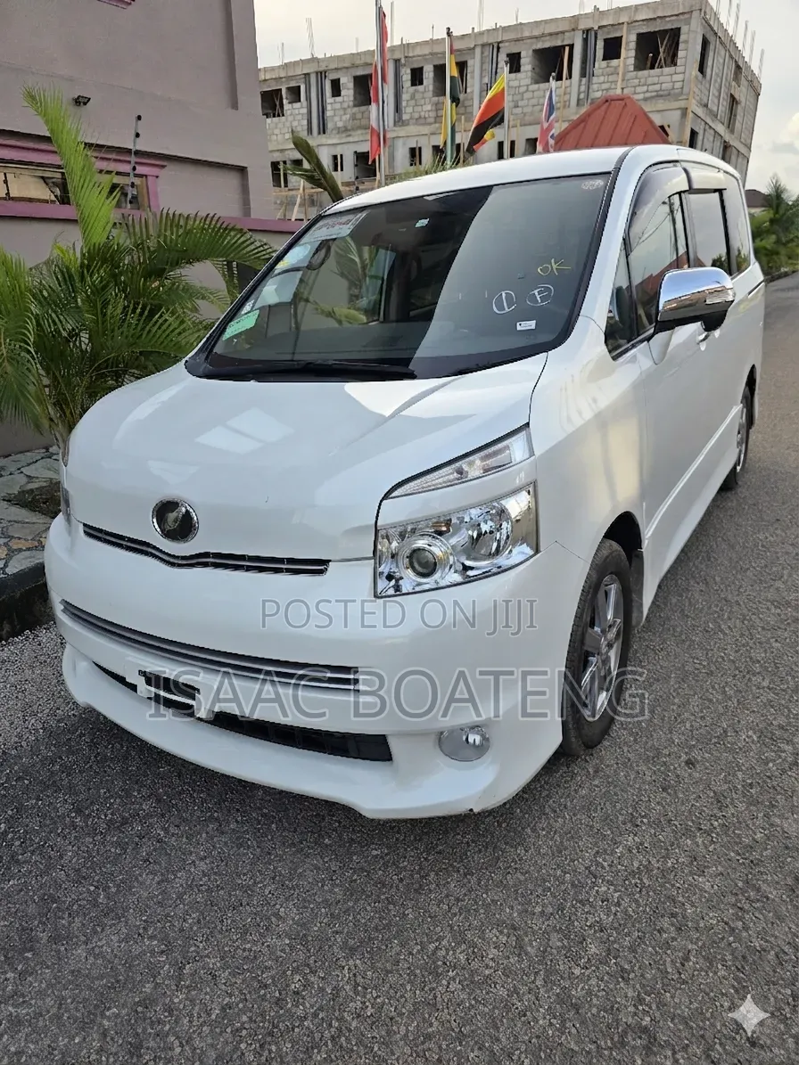 Toyota Voxy 2010 Pearl
