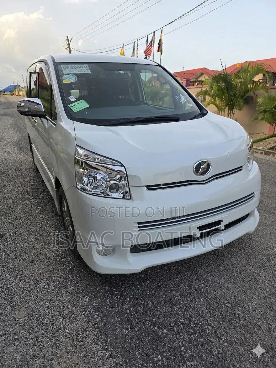 Toyota Voxy 2010 Pearl